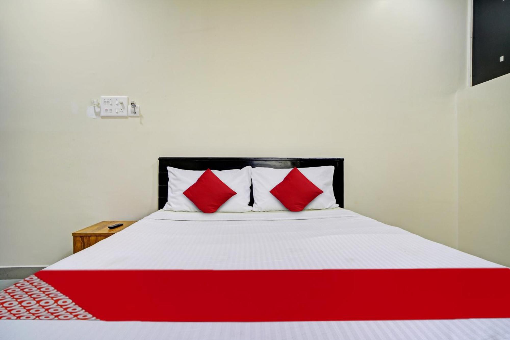 Hotel O Crystal Executive Suites Kochi Exterior photo