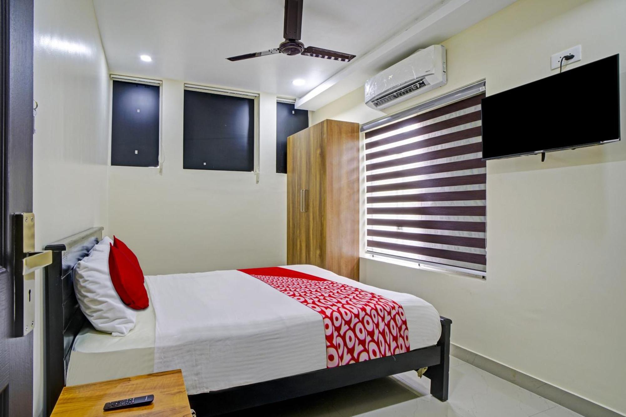 Hotel O Crystal Executive Suites Kochi Exterior photo