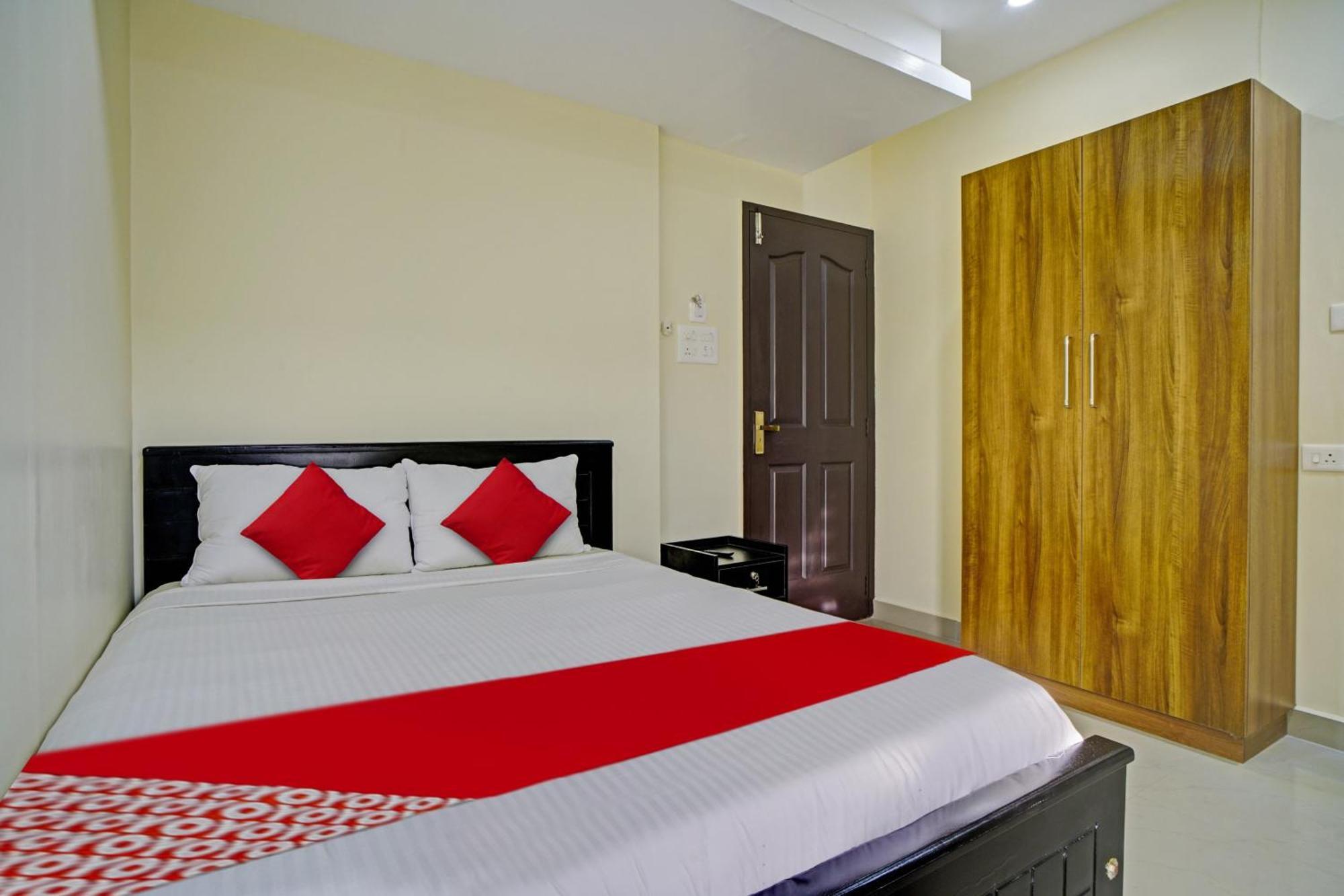Hotel O Crystal Executive Suites Kochi Exterior photo