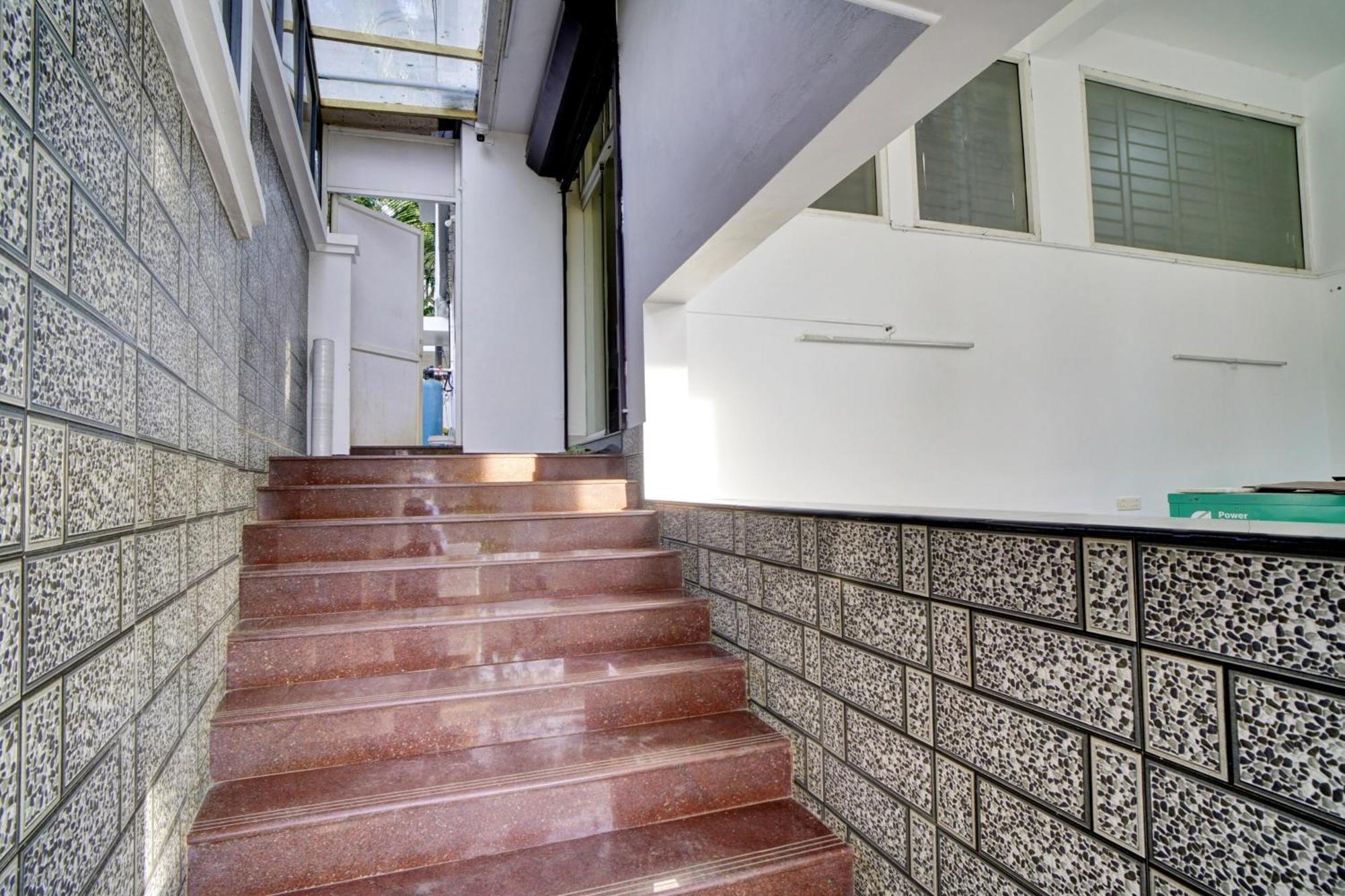 Hotel O Crystal Executive Suites Kochi Exterior photo